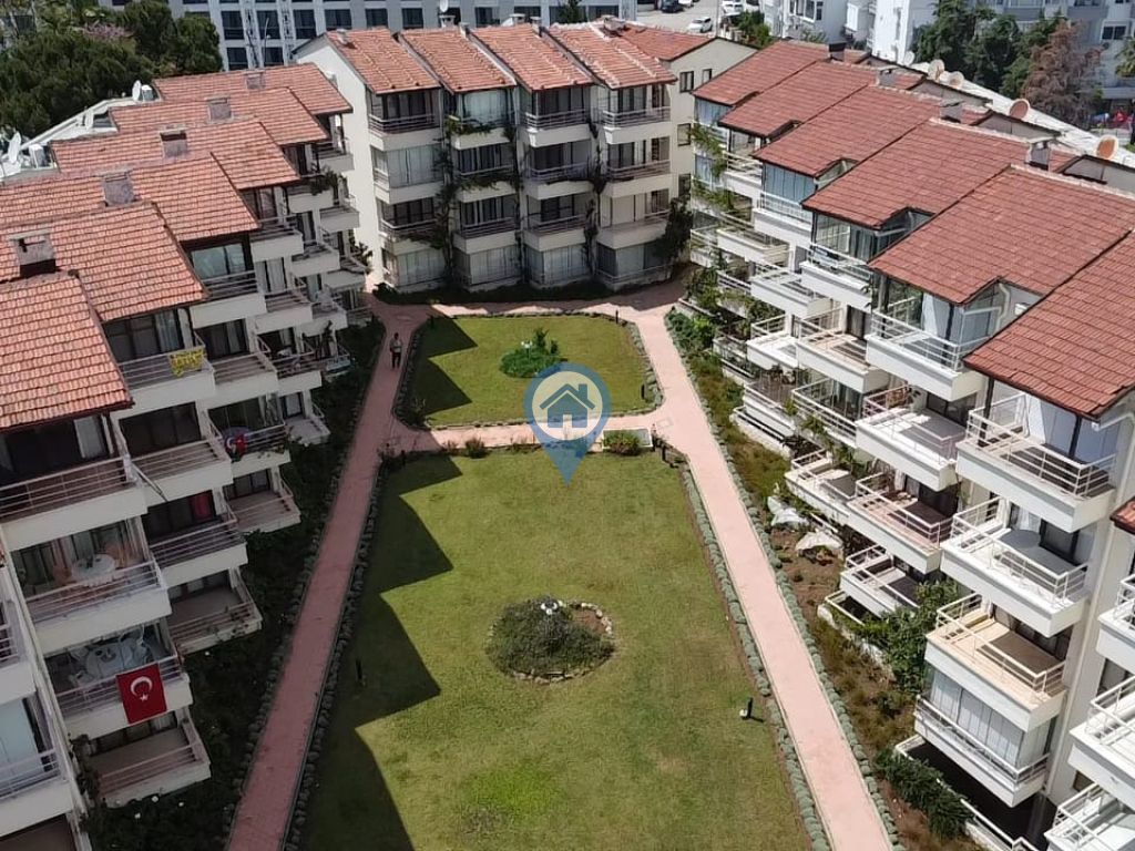 DENIZE SIFIR ÖZEL PLAJI OLAN SITE İÇERISINDE SATILIK 1+1 DAIRE