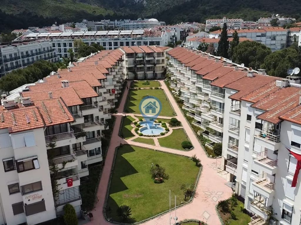 DENIZE SIFIR ÖZEL PLAJI OLAN SITE İÇERISINDE SATILIK 1+1 DAIRE